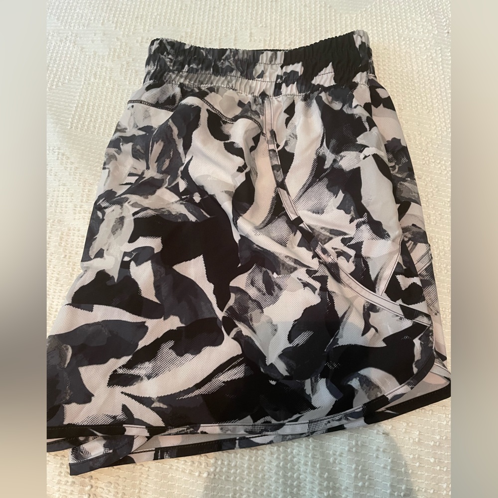 NWOT. HP. Women’s Outer Shorts